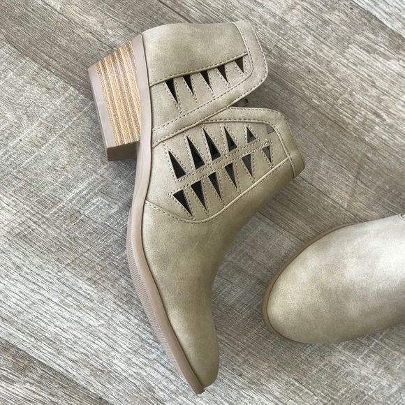 Soda Neutral Basic Comfortable Low Heel Bootie - Picture 6 of 8